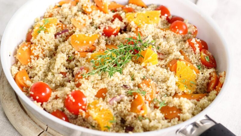 Un bol de quinoa avec des légumes