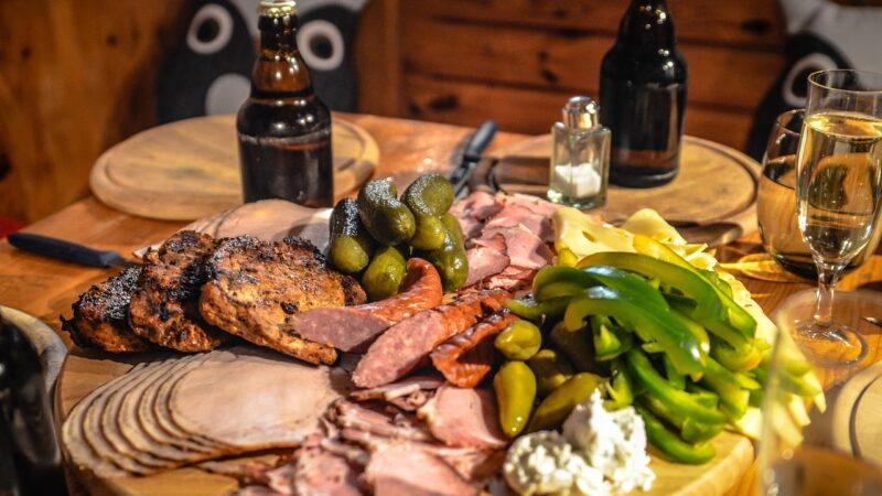 Un plateau avec différents types de viande