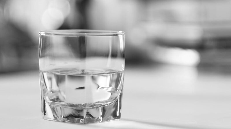 Un verre d'eau posé sur une table