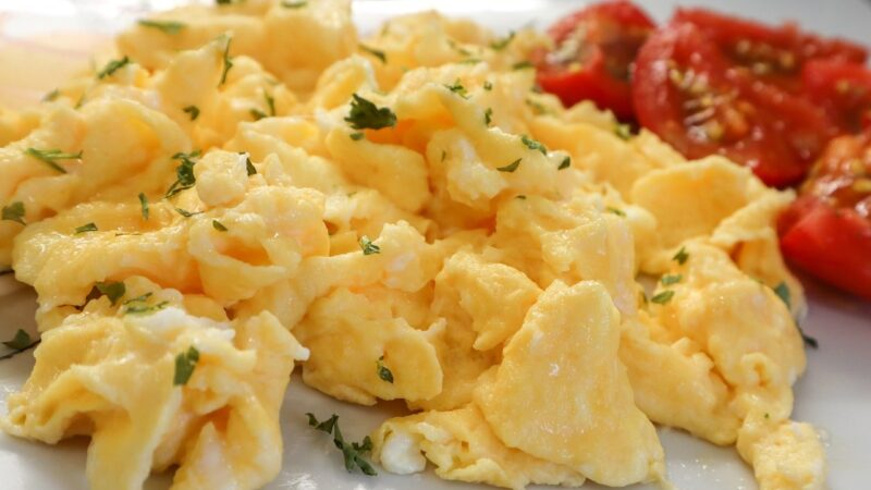 Un plat d'œuf brouillé