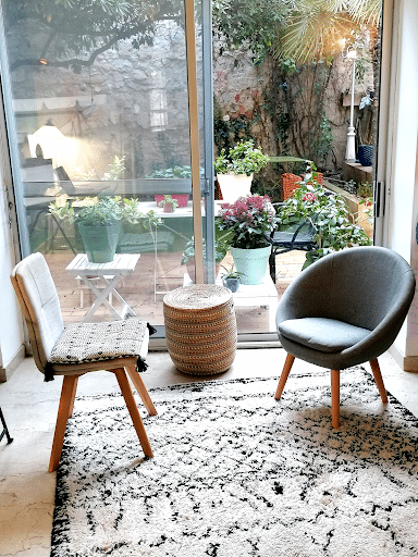 Harmonisez votre bien-être intérieur avec la sophrologie et les thérapies holistiques.