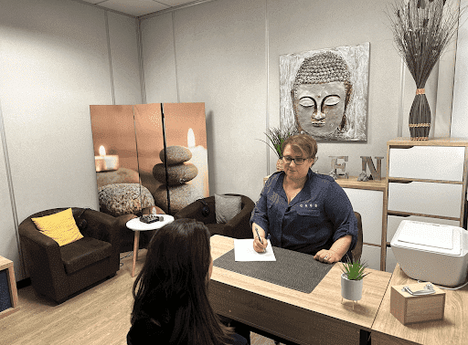 Libérez votre esprit grâce à l'hypnothérapie pour un avenir apaisé et serein.