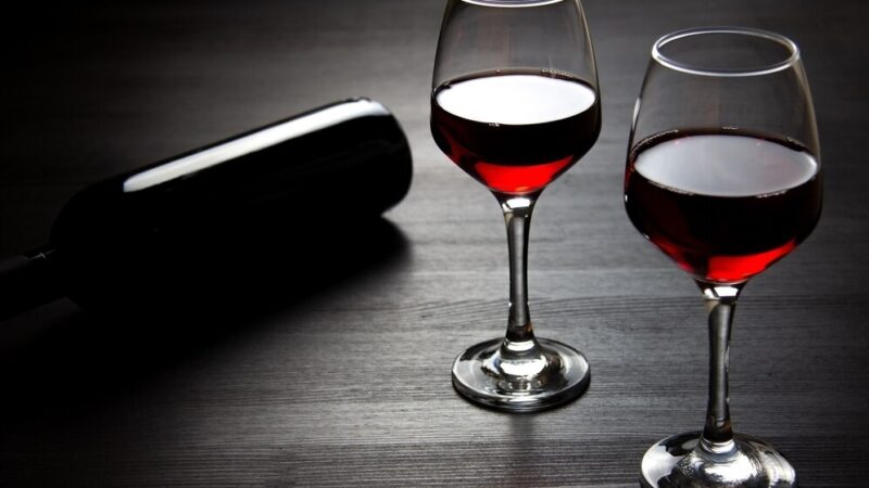 Deux verre de vin posé sur une table