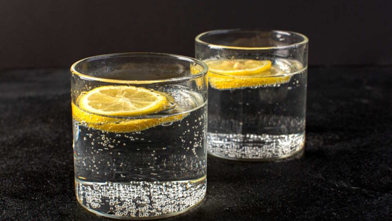 deux verres d'eau avec une rondelle de citron