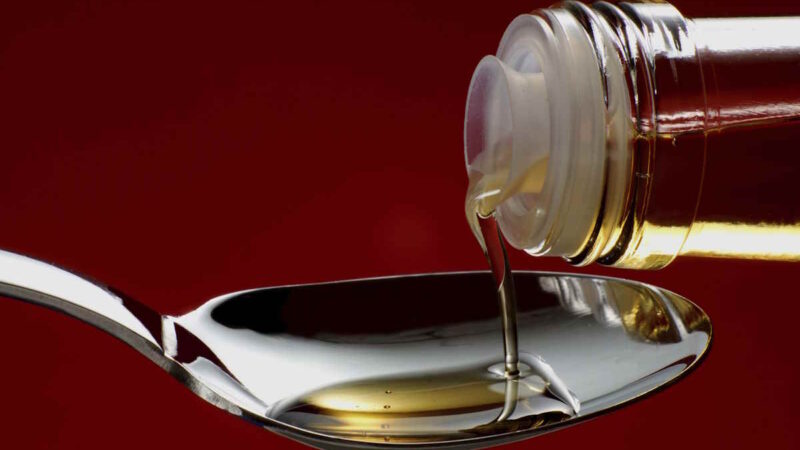 Un liquide jaune versé dans une cuillière