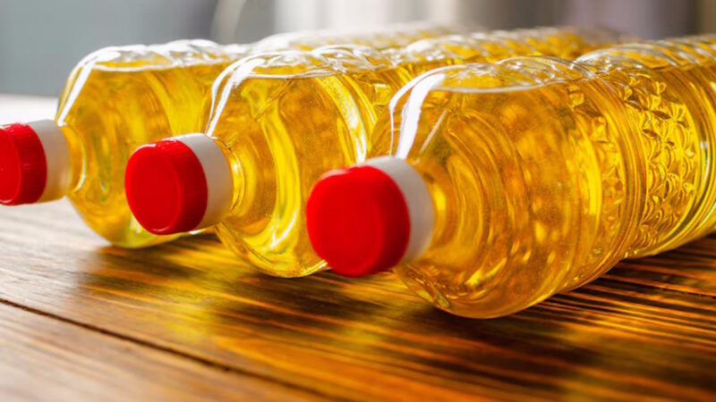 3 bouteilles d'huiles sur une table