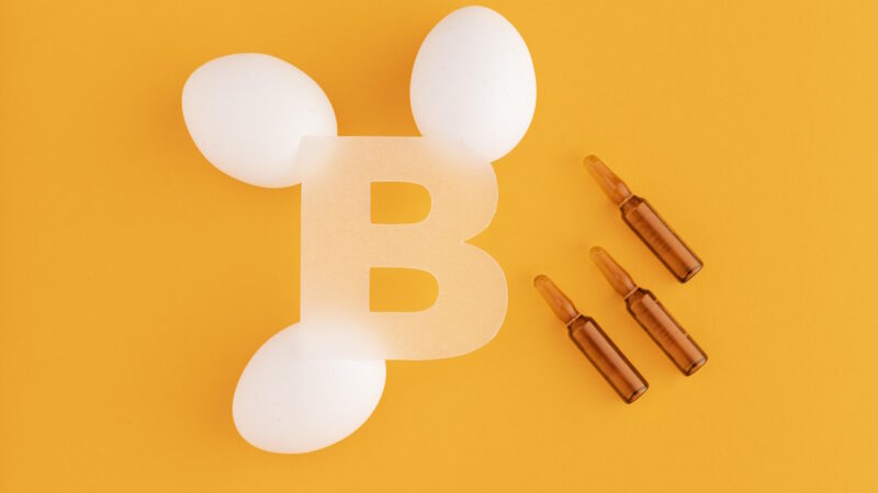des oeufs sur un fond orange avec le mot B et 3 ampoules à côté