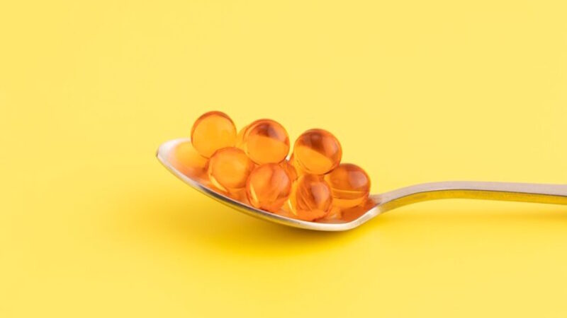 Une cuillère avec des boules oranges