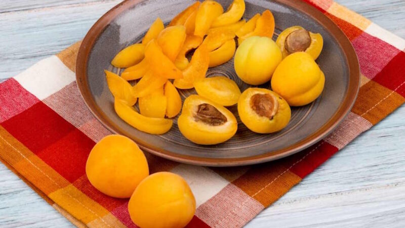 Des abricots ouverts dans une assiette