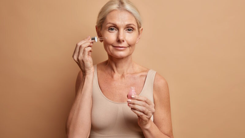 Une femme qui applique de la collagène sur sa peau