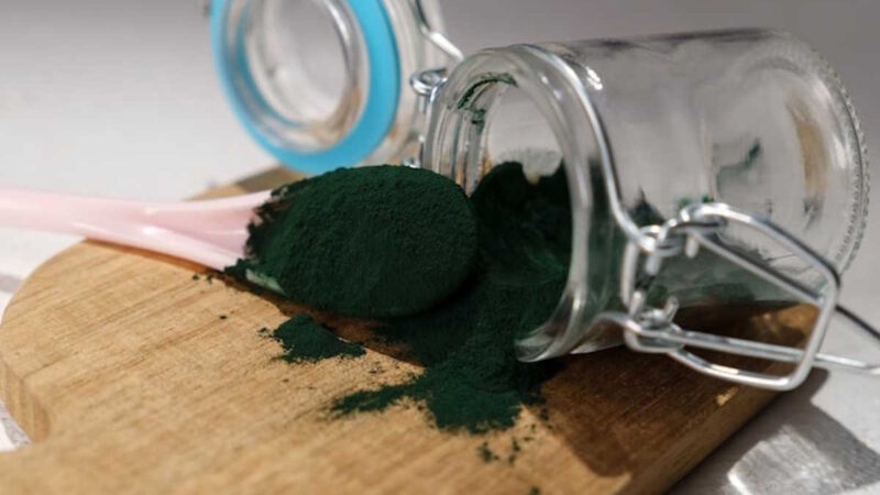 Une poudre de Klamath dans un bocal en verre