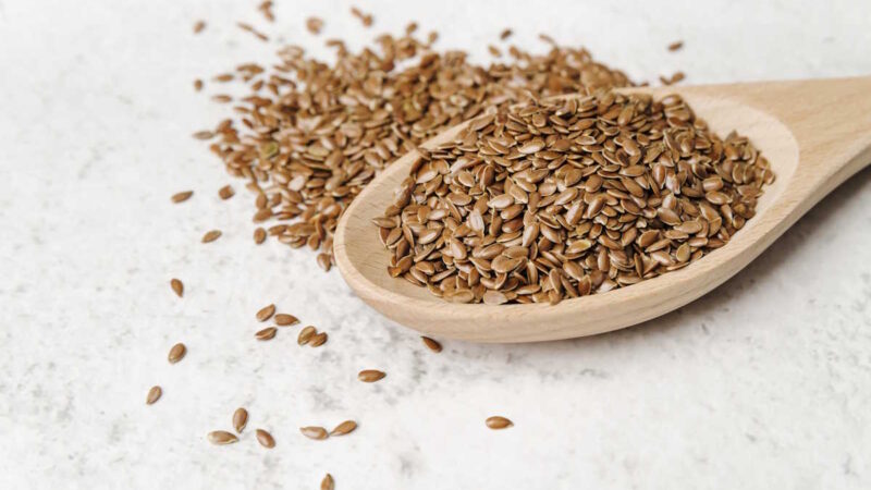 Des graines de lins dans une cuillère en bois